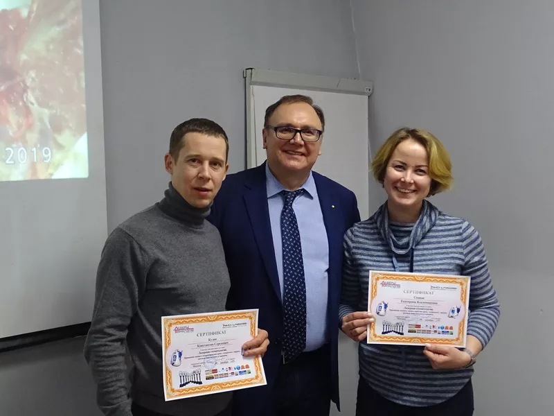 Вручение памятных подарков и сертификатов на семинаре по лазерной стоматологии г.Москва