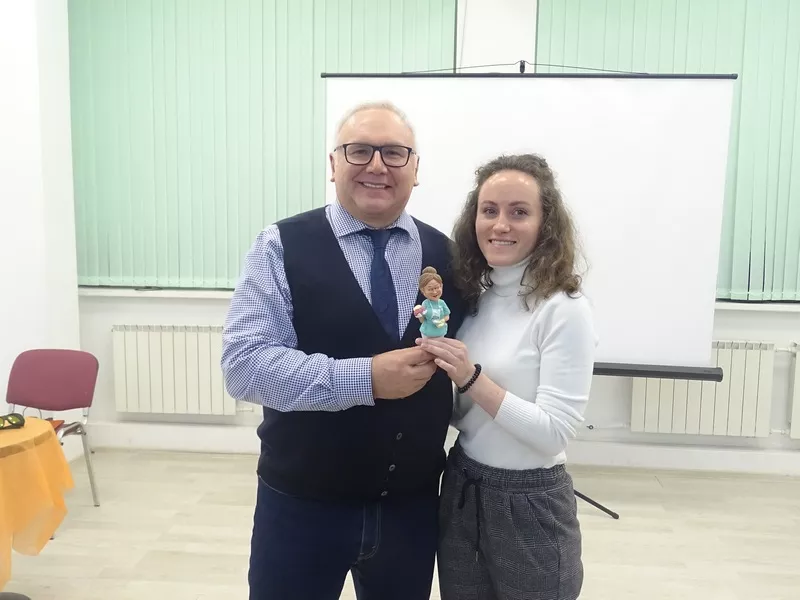 Вручение памятных подарков на Мастер-классе по лазерной терапии.