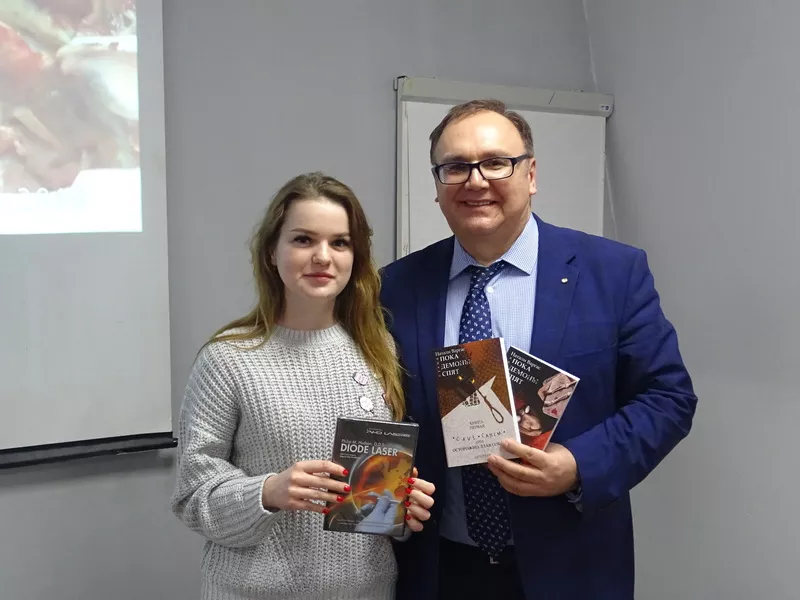 Вручение памятных подарков и сертификатов на семинаре по лазерной стоматологии г.Москва
