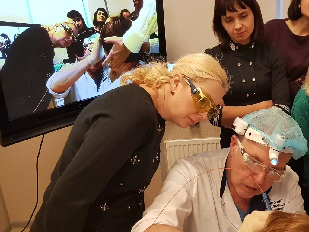 Каждый врач смог на себе увидеть работу лазера Picasso Lite
