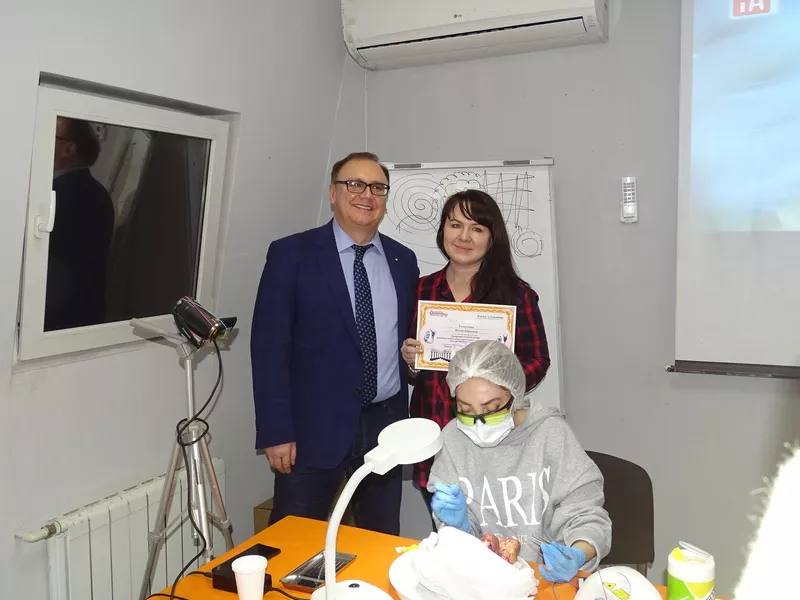 Вручение памятных подарков и сертификатов на семинаре по лазерной стоматологии г.Москва